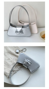 Details silberner und beiger Schleifen-Taschen mit passendem AirPods-Hüllen-Anhänger