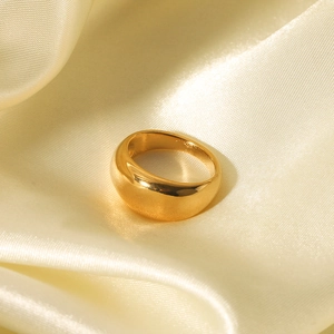 Minimalistischer 18K vergoldeter Dome-Ring mit poliertem Spiegelglanz auf Champagner-Seide