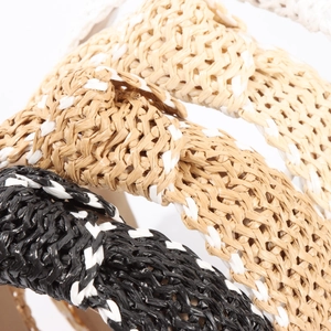 Serre-tête en raphia croisé noir, kaki et beige avec texture tressée et détails contrastés