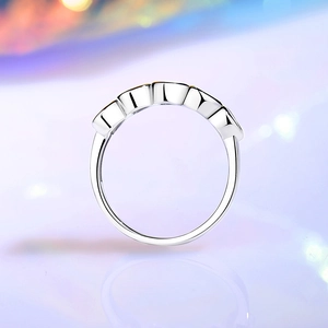 Minimalist S925 sterling silver heart-shaped ring with high-carbon diamond accents