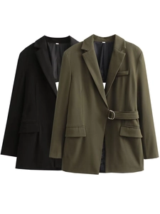 Détail de blazers mi-longs en noir et vert armée avec ceintures assorties