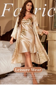 Dettaglio del set da notte in raso color champagne con raffinata stampa floreale