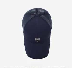 Vue de dessus de casquette de baseball en mesh bleu foncé avec logo géométrique argent