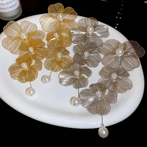 Eleganti orecchini a fiore con perle e aghi in argento con finitura dorata e argentata