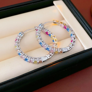 Dettaglio di orecchini a cerchio in argento con zirconi colorati in confezione regalo