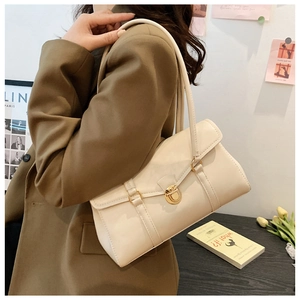 Detail der cremeweißen Schultertasche aus glattem PU-Leder mit goldener Rundschnalle