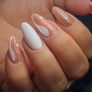 Detailansicht ovaler Nägel mit hautfarbener Basis, Goldglitzer und Herzumrissen