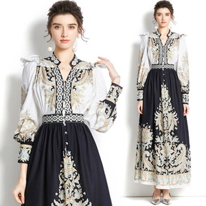 Nahaufnahme des Paisley-Musters und V-Ausschnitts an einem bedruckten Boho-Kleid