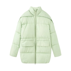 Detail der mintgrünen Winterjacke mit strukturierter Oberfläche und großer Pattentasche