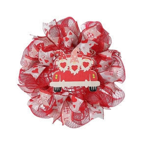 Couronne de porte Saint-Valentin avec cœurs rouges et roses et décor de camion en bois