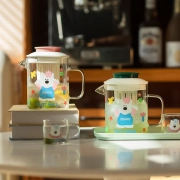 Detail of high borosilicate glass jug and cup set featuring cute cartoon bear patterns