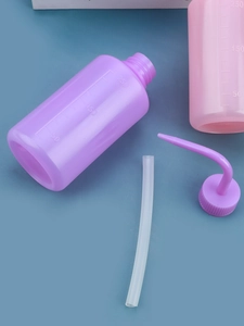 Vue détaillée du flacon de 250ml avec graduation précise et buse de lavage courbée