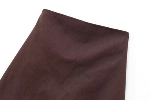 Vista macro dettagliata della trama del tessuto twill marrone scuro e delle cuciture in vita