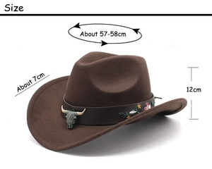 Détail d'un chapeau de cowboy en feutre avec bande en cuir, crâne de bœuf et broderie
