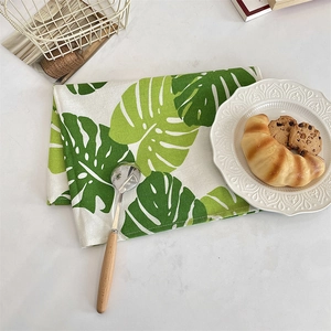 Chemin de table rectangulaire minimaliste avec motif feuilles de monstera et texture
