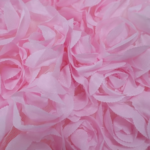 Detaillierte Makroansicht der 3D-Stoffrosen in Rosa mit feiner Textur