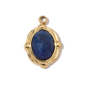 Vue détaillée d'un pendentif en acier inoxydable doré avec une pierre naturelle bleue ovale
