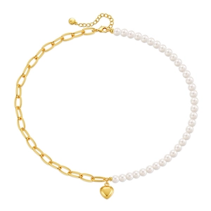 Collar de perlas estilo clip minimalista con colgante de corazón en oro de 18k