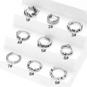 Collection de neuf boucles d'oreilles punk en argent vieilli avec têtes de mort et étoiles