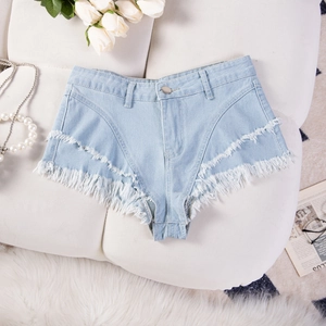 Dettaglio di pantaloncini di jeans celeste con cuciture a vita alta e orlo sfrangiato