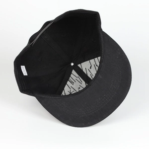 Innenansicht der schwarzen Baumwoll-Snapback-Cap mit 6-Panel-Struktur und Etikett