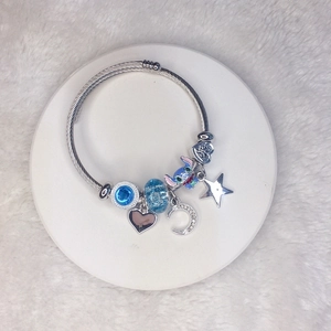 Silberfarbenes Edelstahl-Kabelarmband mit blauen Perlen und Zeichentrickfiguren-Anhängern