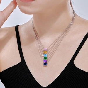 Détail du collier en argent S925 avec six pierres de zircon colorées taille rectangle