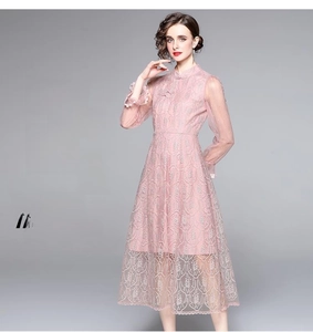 Détail de broderie en dentelle rose avec col montant chinois et boutons traditionnels