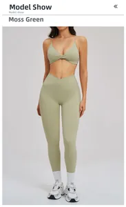 Dettaglio del set yoga verde muschio con reggiseno sportivo incrociato e leggings a V