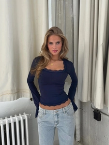 T-shirt ajusté bleu foncé à manches longues avec col en U et bordure en dentelle