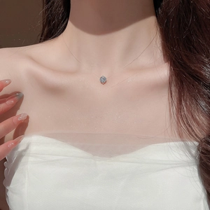 Collana minimalista con ciondolo in zircone su filo invisibile indossata sul collo