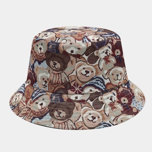 Gros plan du tissu jacquard épais avec des motifs d'oursons vintage sur un chapeau bob