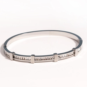 Vue détaillée du bracelet en acier avec zircons carrés et finition argentée polie