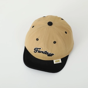 Détail de la broderie Fantasy et visière contrastée sur casquette enfant