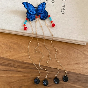 Détails de la pince à cheveux papillon bleu roi brodé avec pompon doré et perles colorées