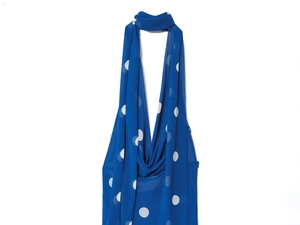 Détail de la robe licou en mousseline bleue à pois blancs et décolleté drapé