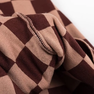 Ensemble en maille à damier marron et beige avec haut sans manches et jupe trapèze
