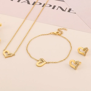 Vista dettagliata di un set di gioielli a cuore in oro con collana e orecchini a lobo