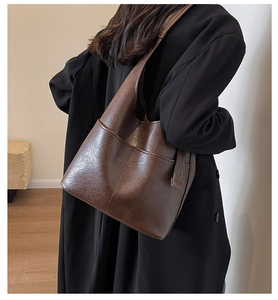 Detailansicht der großen braunen Tragetasche aus Kunstleder für das Herbst-Styling