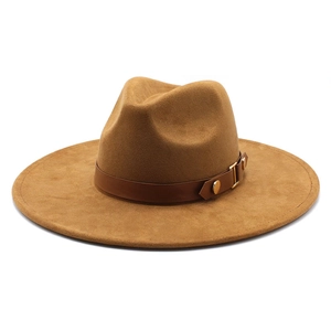 Détail du chapeau fedora camel à large bord avec bandeau cuir et rivets dorés