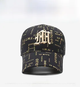 Détail d'une casquette de baseball noire avec lettrage doré et logo brodé en 3D