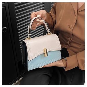 Détail du sac à main bicolore rose et bleu avec fermoir métallique doré élégant