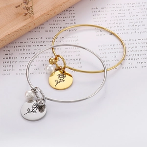 Geburtsblumen-Charm-Armbänder in Gold und Silber mit Perlen für Damen in der Auslage