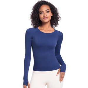 Dettaglio del top da yoga blu navy con fori per i pollici e maniche lunghe dal taglio aderente