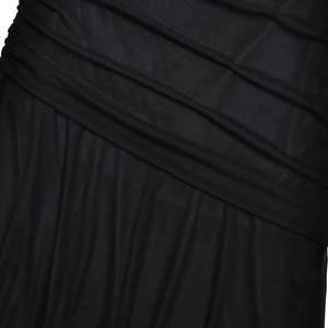 Vue détaillée du tissu noir avec d'élégants fronces diagonales et textures plissées