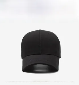Vue de face d'une casquette de baseball noire en coton avec emblème métallique