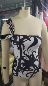 Détail d'un maillot de bain une épaule à imprimé fleuri et volant décoratif