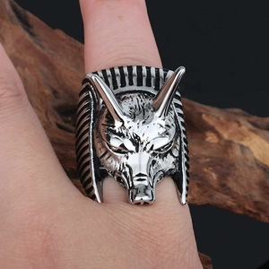 Bague tête de loup Anubis style hip hop pour homme en argent antique sur fond de bois