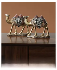 Details von luxuriösen goldenen Kamel-Dekoartikeln aus Kunstharz mit roten Sätteln