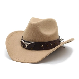 Dettaglio del cappello da cowboy in feltro beige con fascia in pelle e testa di toro argento